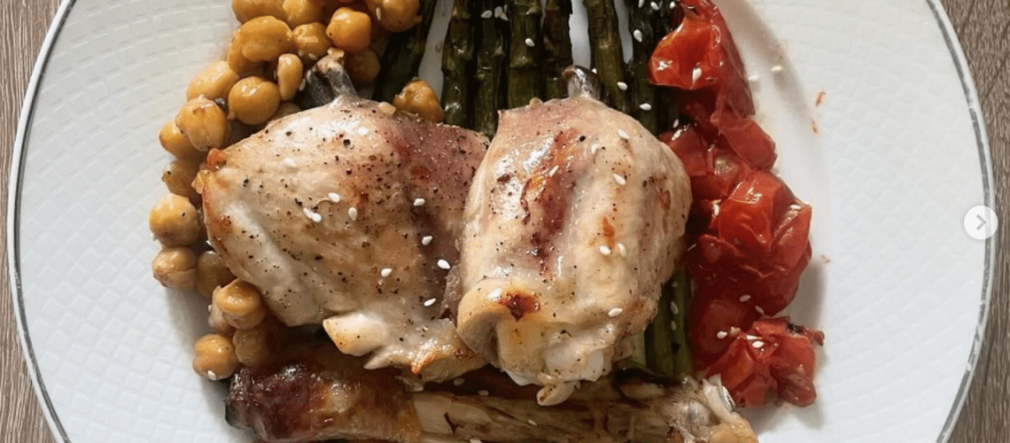 Oven-baked chicken thighs and drumsticks with asparagus and crunchy chickpeas 😋